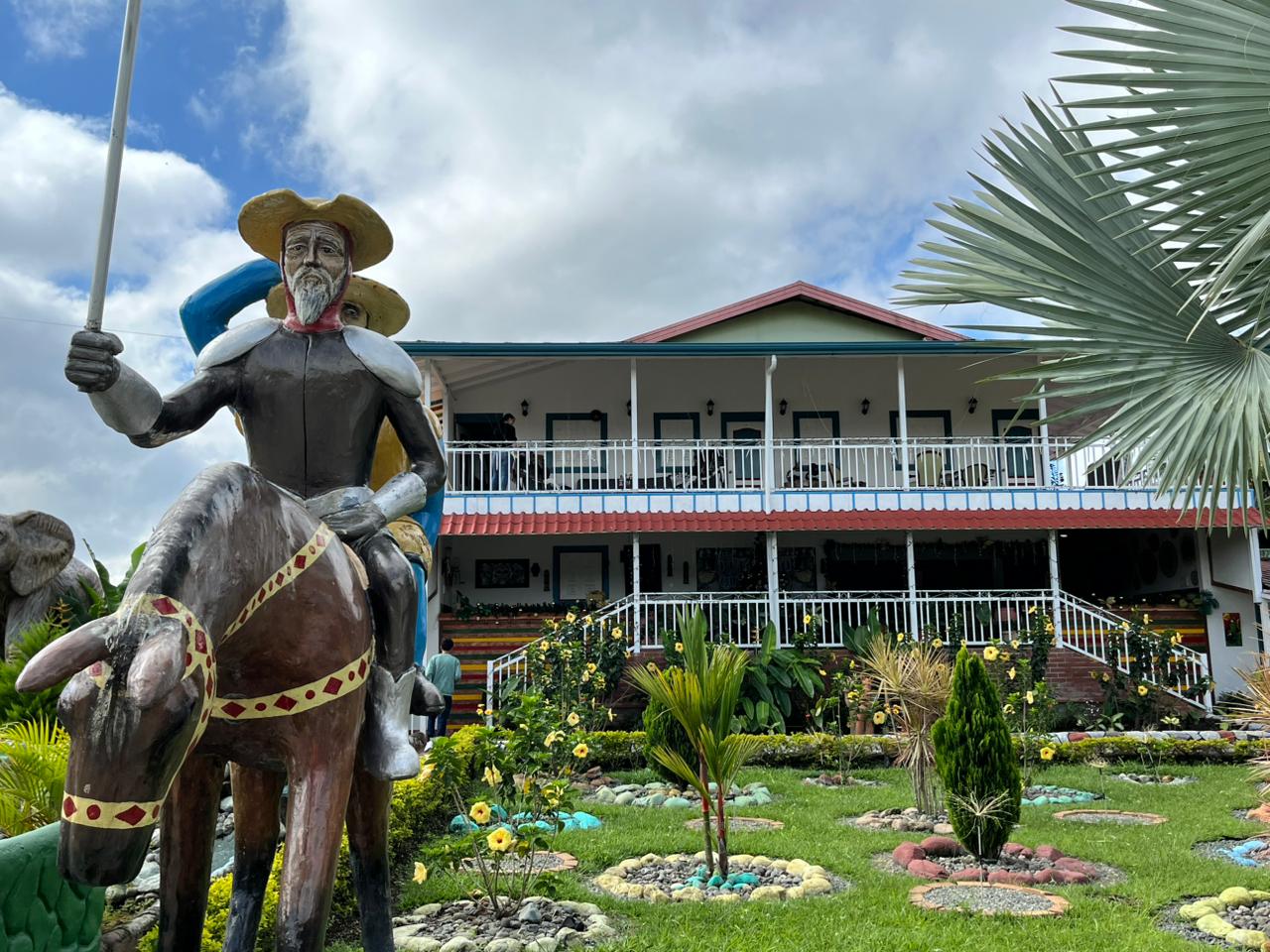 Escultura Quijote en jardines del hotel